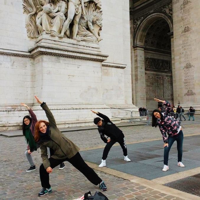 Essentrics bij de Arc de Triomphe!